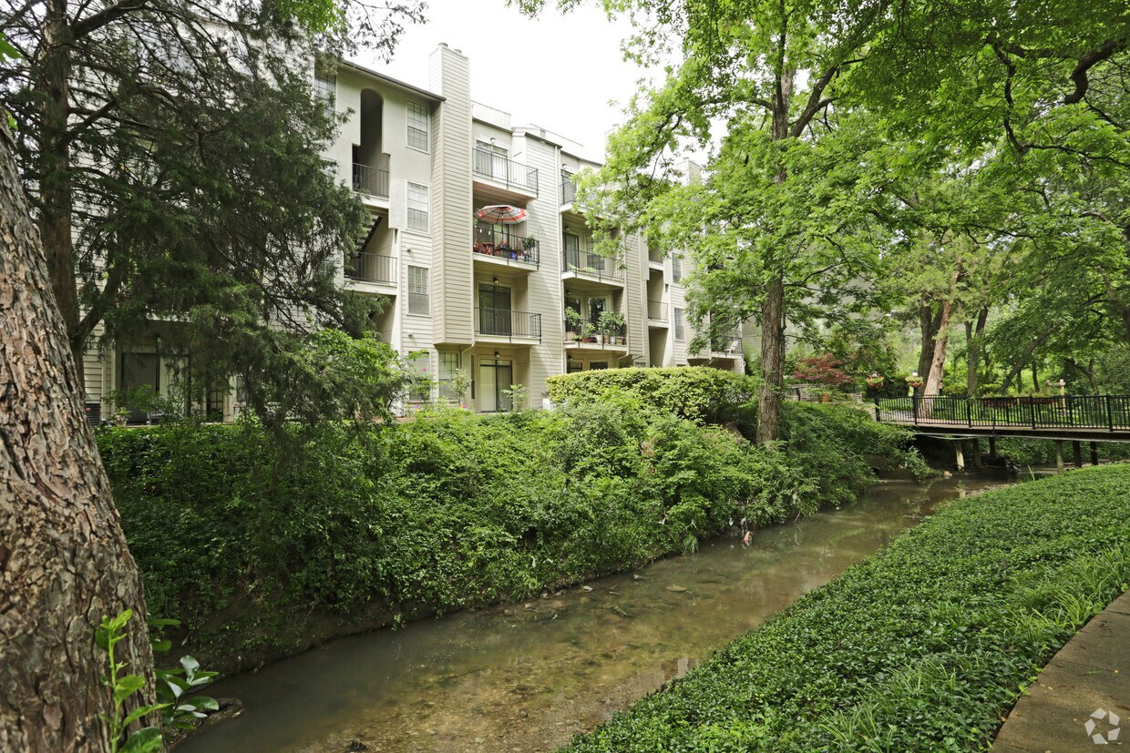 Oaks White Rock Apartments in Dallas, TX