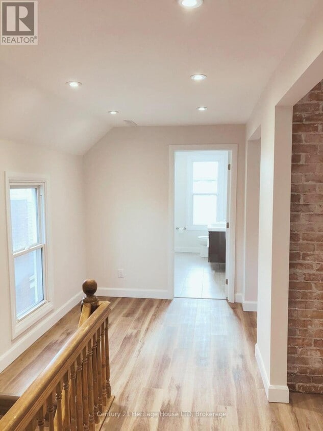 Primary Photo - 61 Phipps St