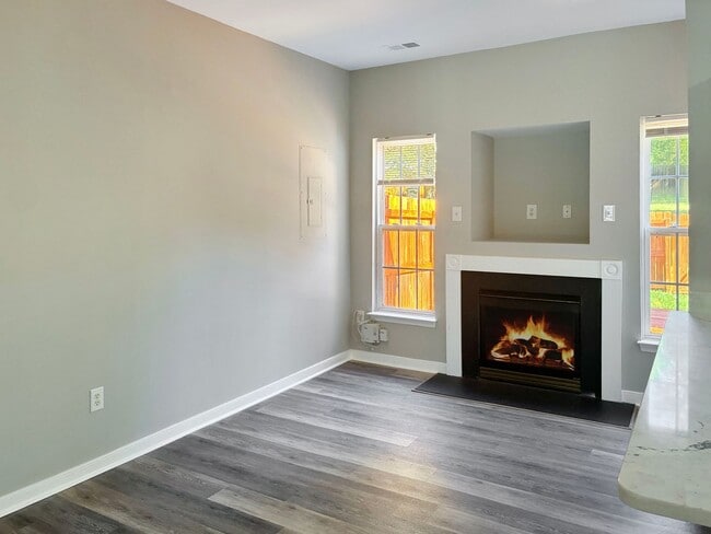 Building Photo - Holiday Special! – No Application Fee This Season! Charming 3 bed, 2.5 bath Townhouse in Henrico!
