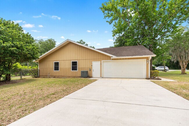 Building Photo - Charming 3-Bedroom Home in Desirable Southeast Ocala – Spacious Living & Prime Location!