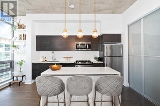 Building Photo - 399 Adelaide St W