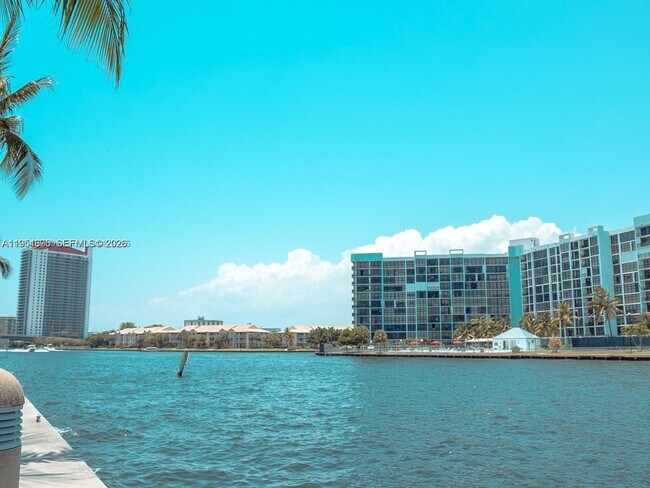 Foto del edificio - 400 Leslie Dr