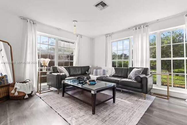 Foto del edificio - 909 NE 7th St