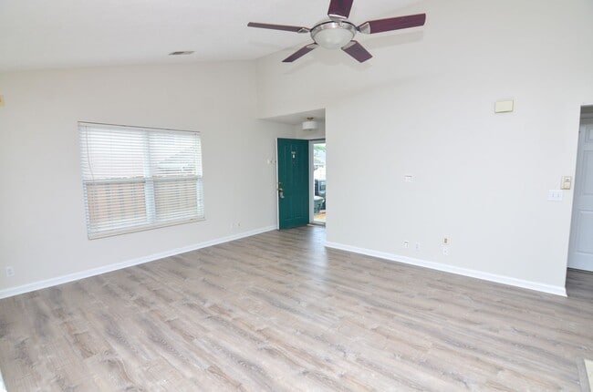 Building Photo - 3637 Crossbrooke Dr