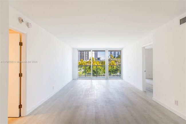 Foto del edificio - 100 Bayview Dr