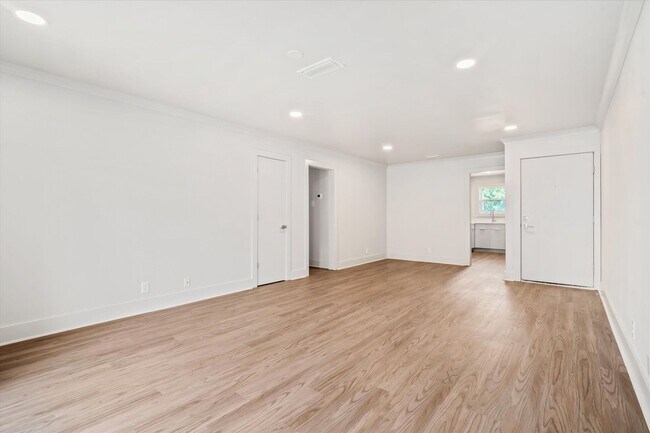 Building Photo - SPRINGHILL OAKS CONDOMINIUMS