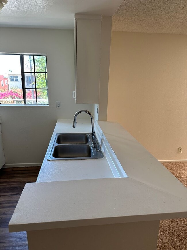 Foto del edificio - 2-Bedroom First-Floor Condo with Utilities...