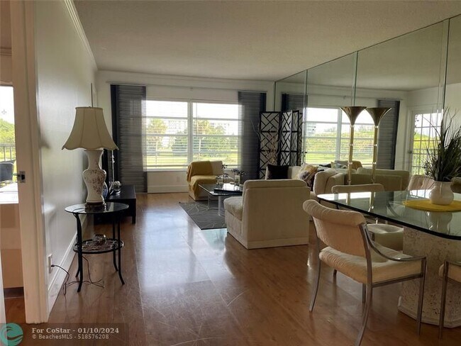 Foto del edificio - 2900 N Palm Aire Dr