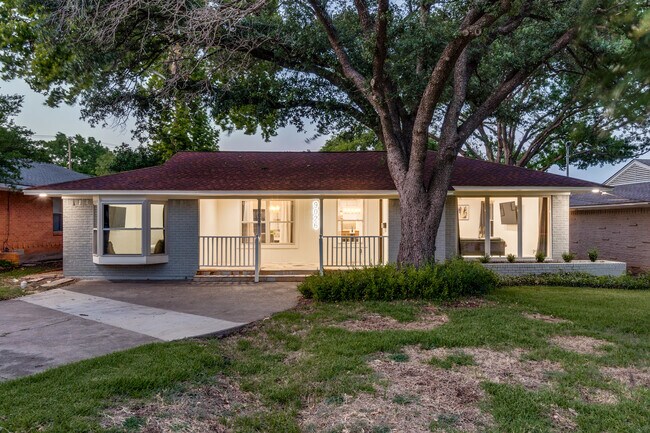 Building Photo - 9026 Livenshire Dr