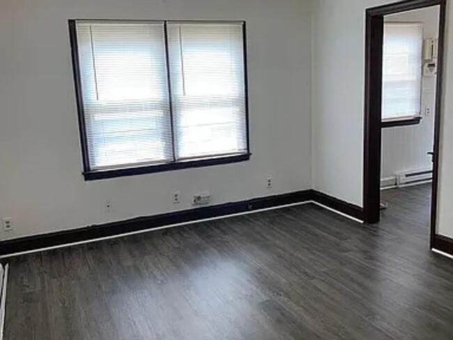 Building Photo - Welcome to this charming 2 bedroom, 1 bath...