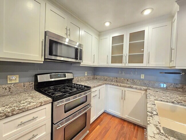 Foto del edificio - "Charming 2-Bed, 2-Bath Gem in Tarzana - Cozy 830 Sq Ft Retreat!"