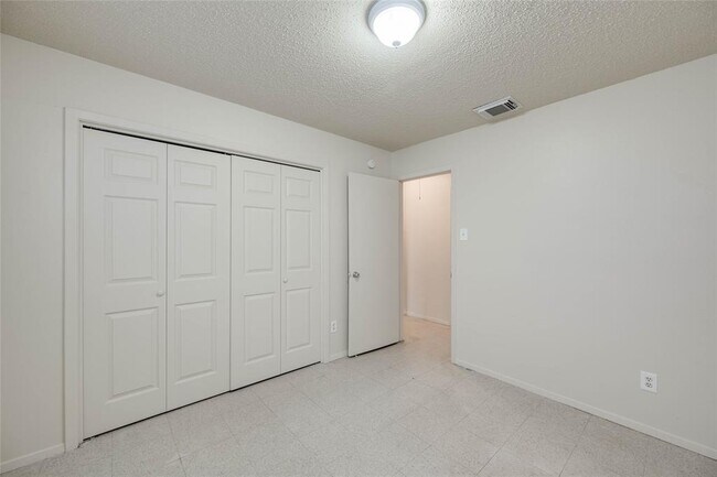 Building Photo - 6900 Branchwood Dr