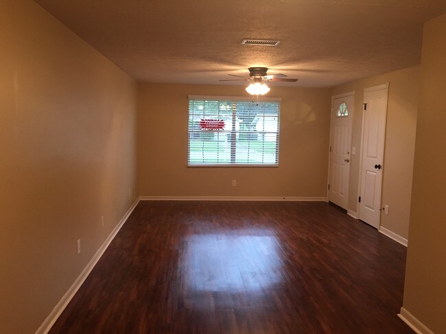 Building Photo - 1112 Bradford Cir