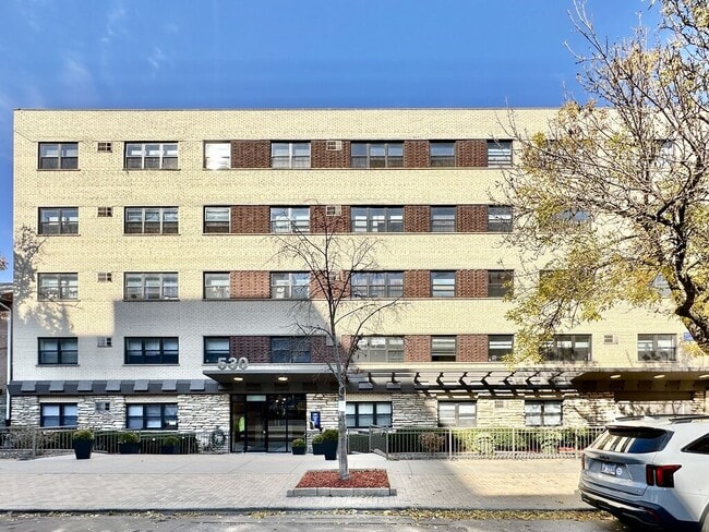Building Photo - 443 W Aldine Ave