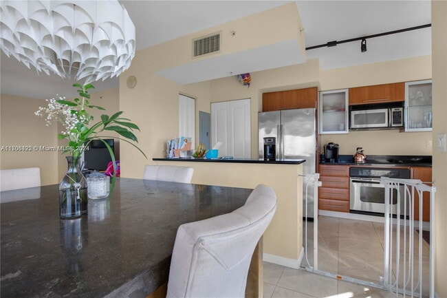 Building Photo - 610 W Las Olas Blvd