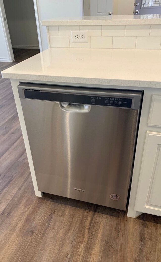 Building Photo - Brand new open concept quartz countertops