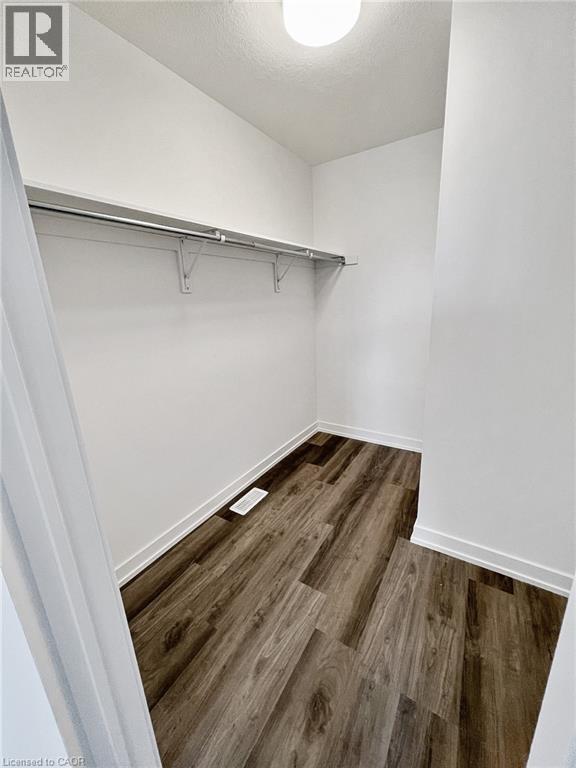 Building Photo - 205 W Oak Trl