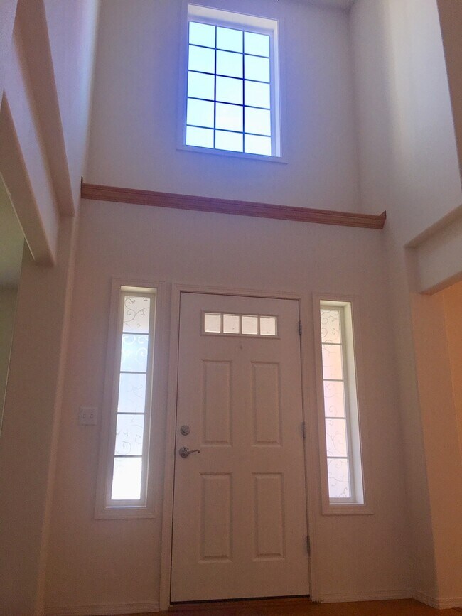 Foto del edificio - Light & Open 4-BR Home with Soaring Ceilings and Premium Kitchen