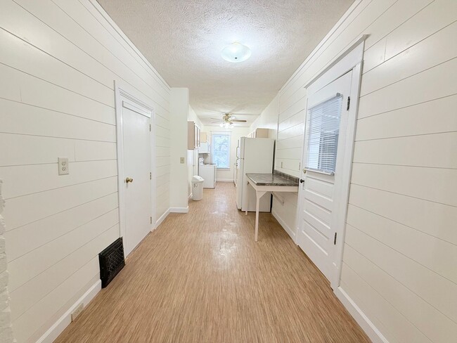 Building Photo - Newly Remodeled 2 BR/1 BA Home!