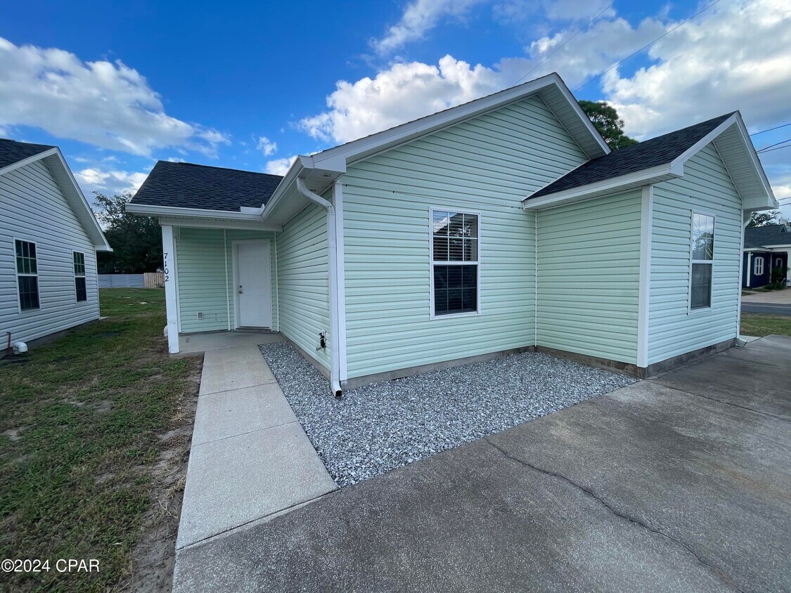 Primary Photo - 7102 N Lagoon Dr
