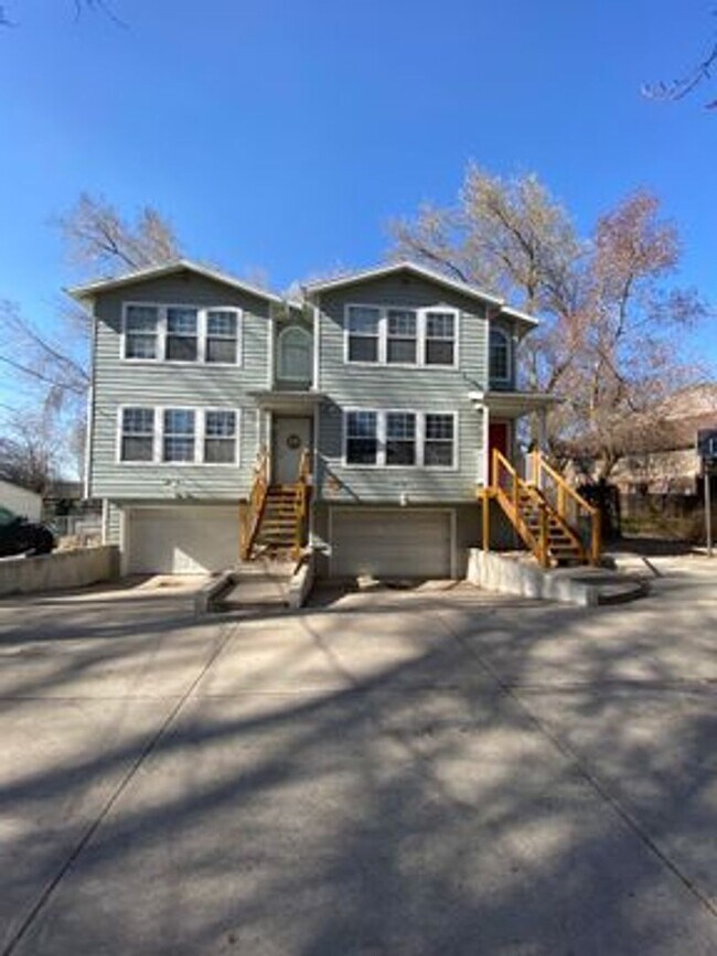 Foto del edificio - Canyon Road Townhomes