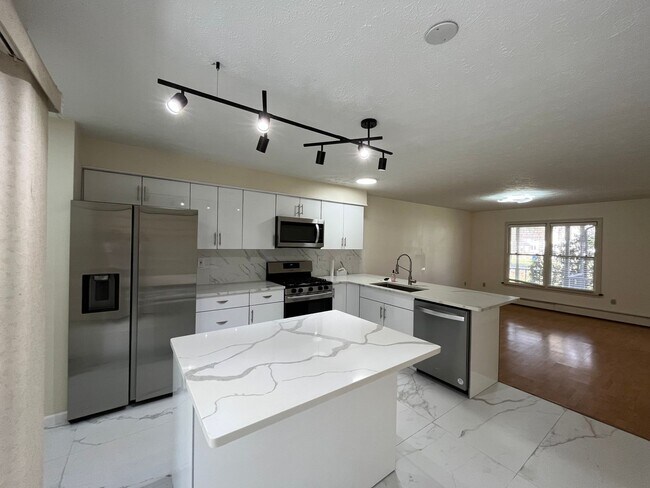 Building Photo - Spacious 2 Bedroom 2.5 Bath