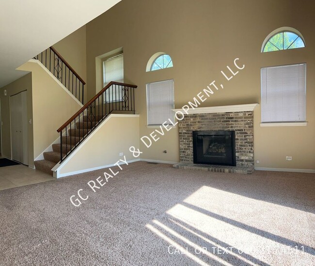 Building Photo - ** 3 BEDROOM / 2.5 BATH / END UNIT / SS AP...