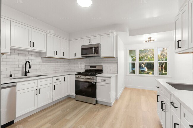 Foto del edificio - Newly REMODELED large 4 bed / 4 bath home w/ family room, private bonus room / home office, and "...