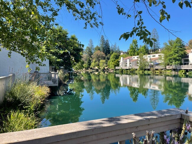 Building Photo - Gorgeous 2BR 2BA Lake front Townhouse in L...