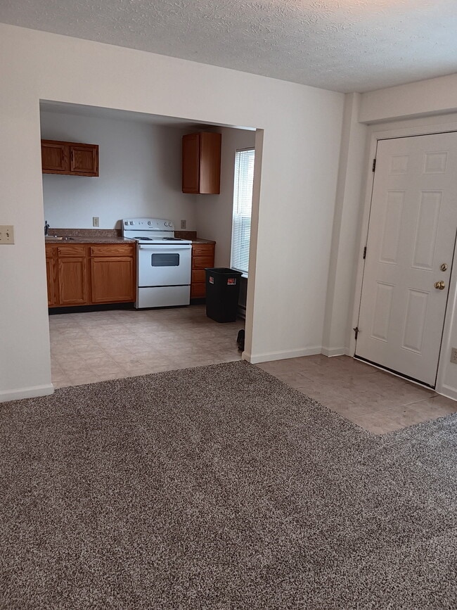 LV RM looking into kichen - 618 S 16th St