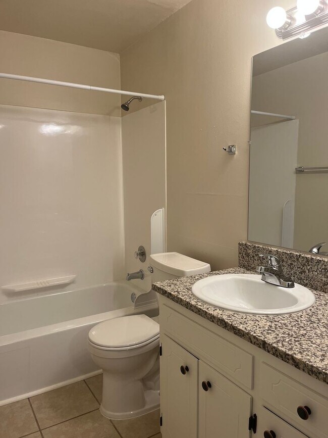 Foto del edificio - 1 Bed • 1 Bath Downstairs Unit - Updated Flooring