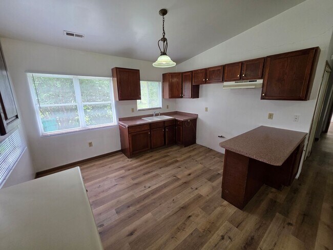 Foto del edificio - 3 Bedroom / 1.5 Bath Home in Lake Station