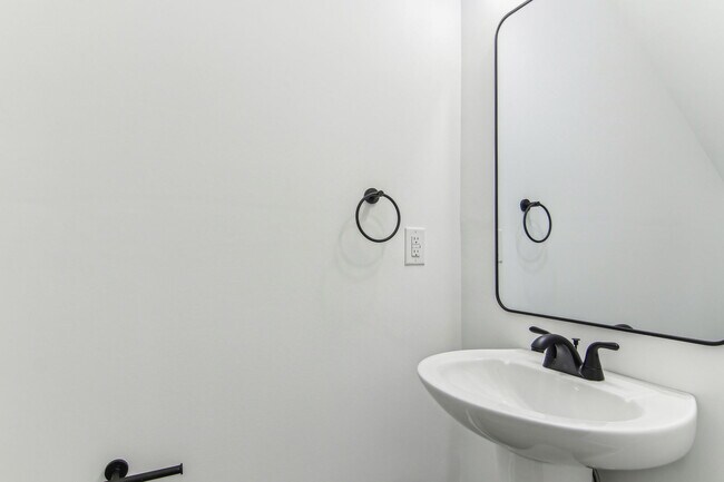 Foto del edificio - 4050 Cedar Fls Ln