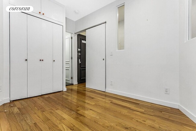 Foto del edificio - 323 E 89th St