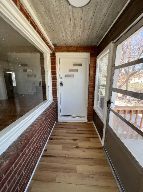 Building Photo - Completely Renovated Three Bedroom Apartment