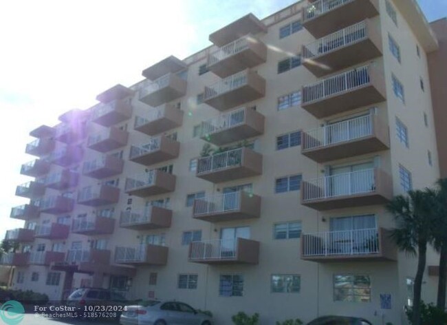 Foto del edificio - 2200 E Hallandale Beach Blvd