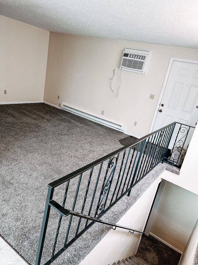 sala de estar de la planta superior - 1734 E Liberty Ave