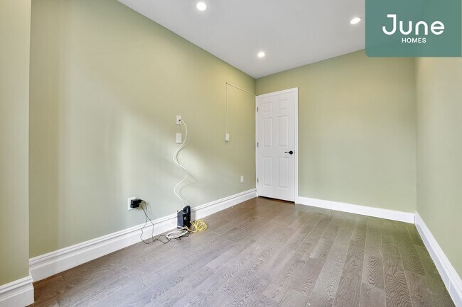 Building Photo - ROOM ONLY in 3-bed/2.0-bath Home