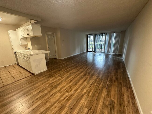 Foto del edificio - 2 Bed, 2 Bath Condo in Cross Creek Village...