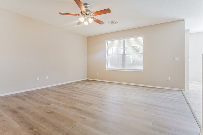 Building Photo - 2325 E Palm Beach Dr