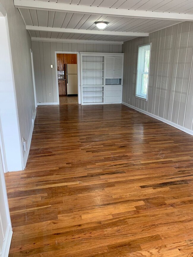 Foto del edificio - 4 BEDROOM, 1 BATHROOM, SINGLE FAMILY HOME, CONVENIENT DOWNTOWN LOCATION!