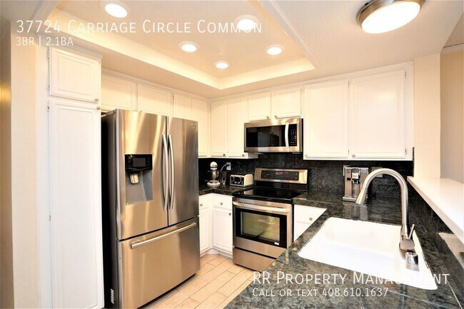 Building Photo - 37724 Carriage Circle Common
