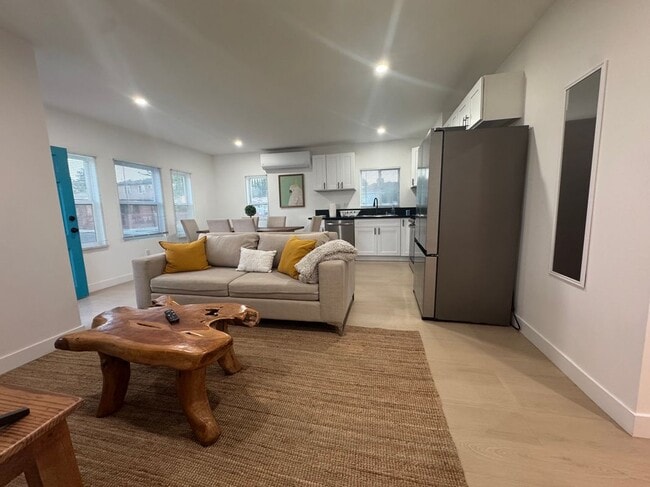 Building Photo - 2669 Clyde Ave