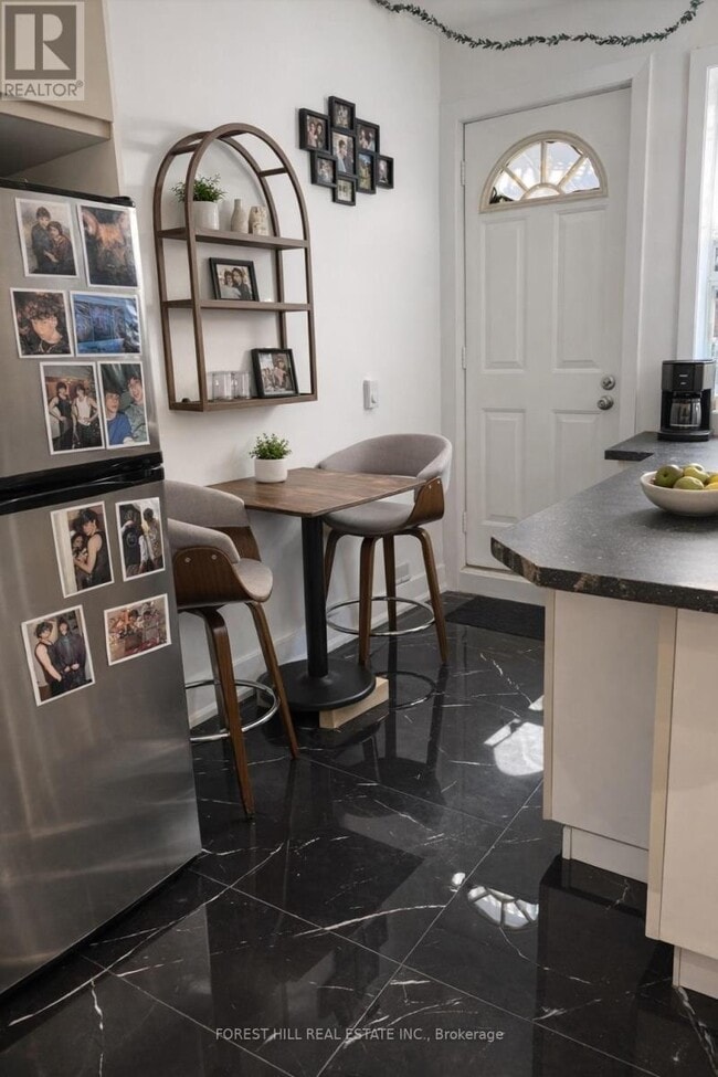 Building Photo - 378 Bloor St W