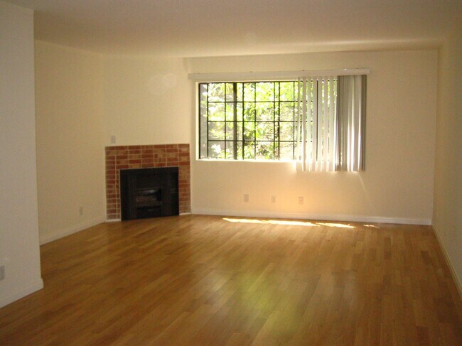 Foto del edificio - 11940 Riverside Dr