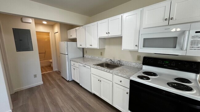 3736#6 Kitchen - 3736 Carman Rd 3736#6 Kitchen - 3736 Carman Rd