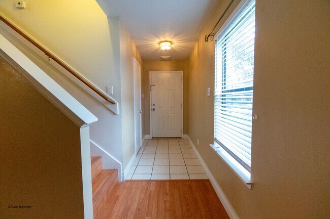 Building Photo - Move In Ready Single Family Home Located i...