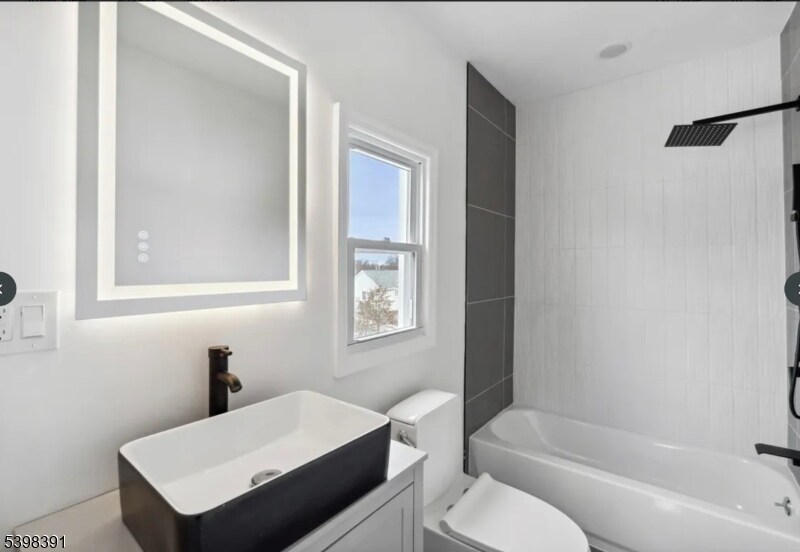 Foto del edificio - 165 Garden Ave