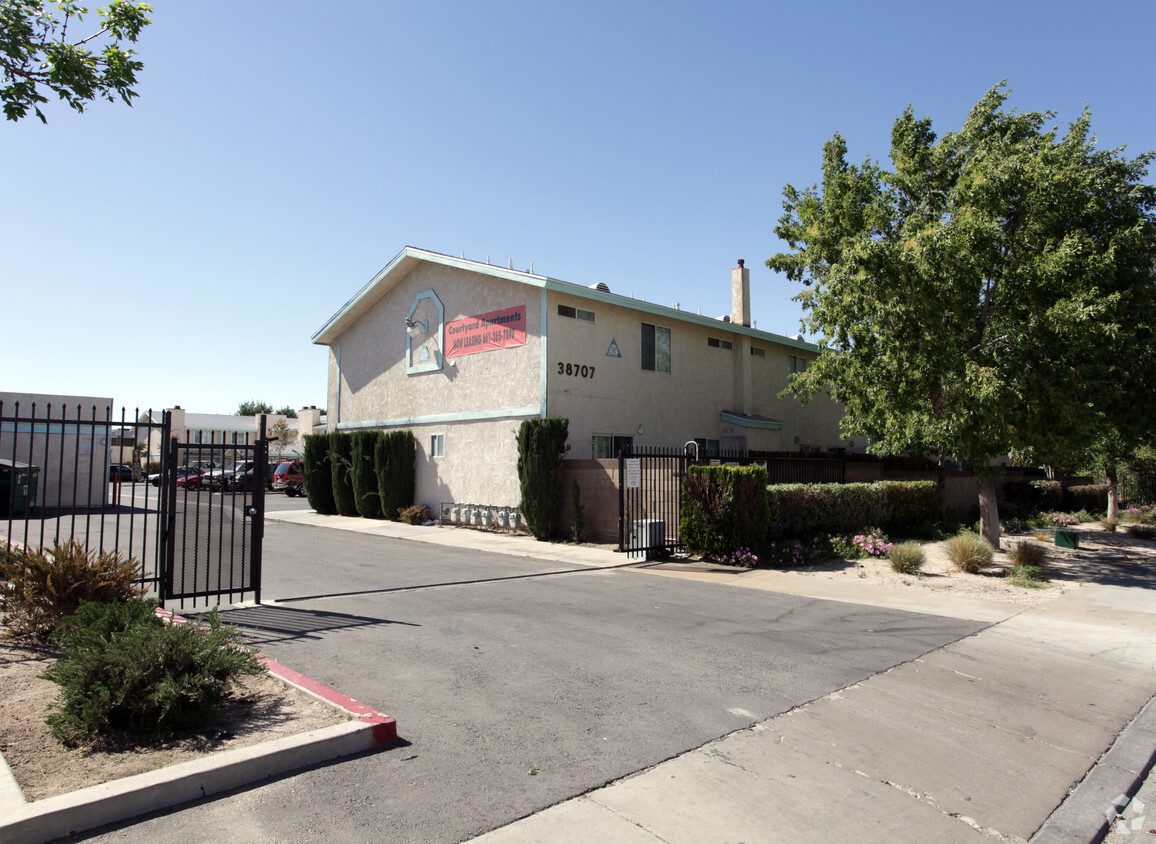 Building Photo - Courtyard Apartments