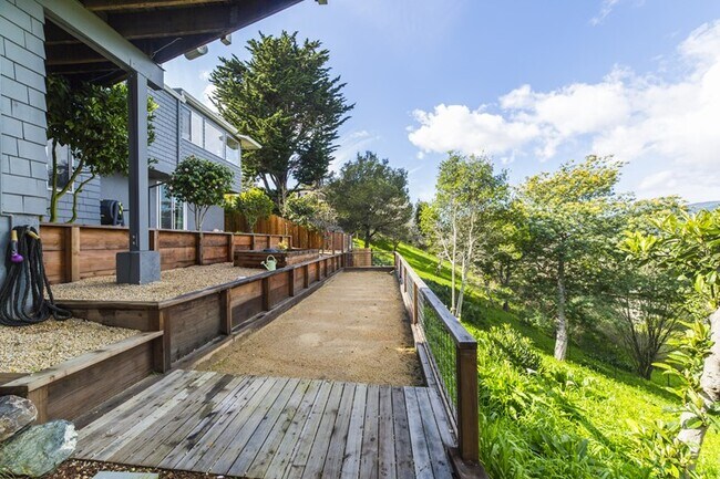 Building Photo - 110 Inez Pl